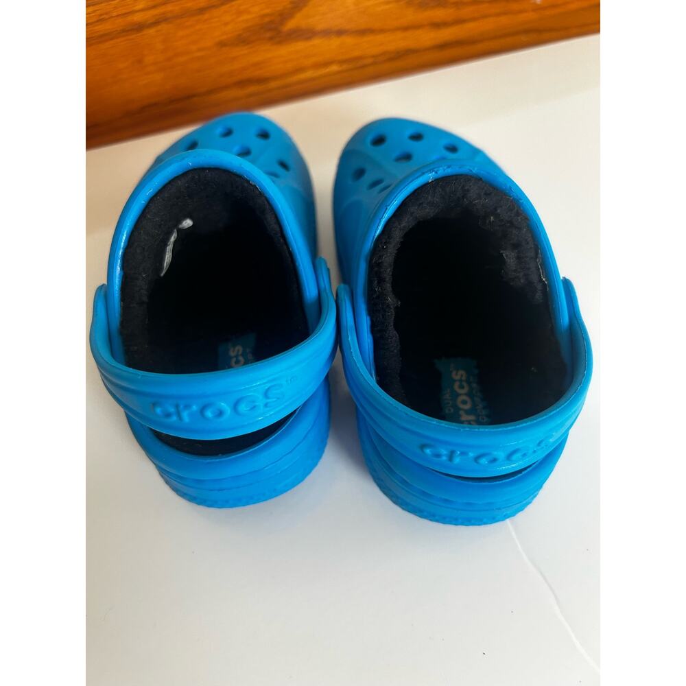 Crocs Toddler Size 6/7 Blue with black fleece lining - Picture 8 of 10